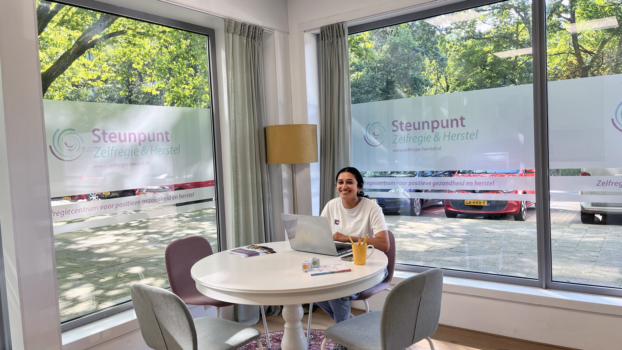 Steunpunt Zelfregie en Herstel Shivanni aan het werk achter laptop