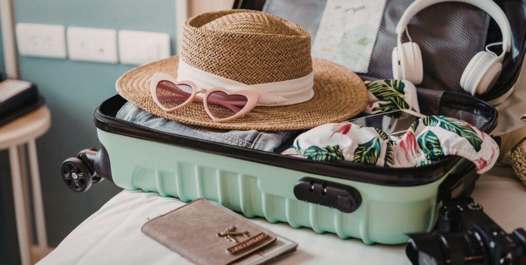 koffer voor op vakantie zomer hoed bril